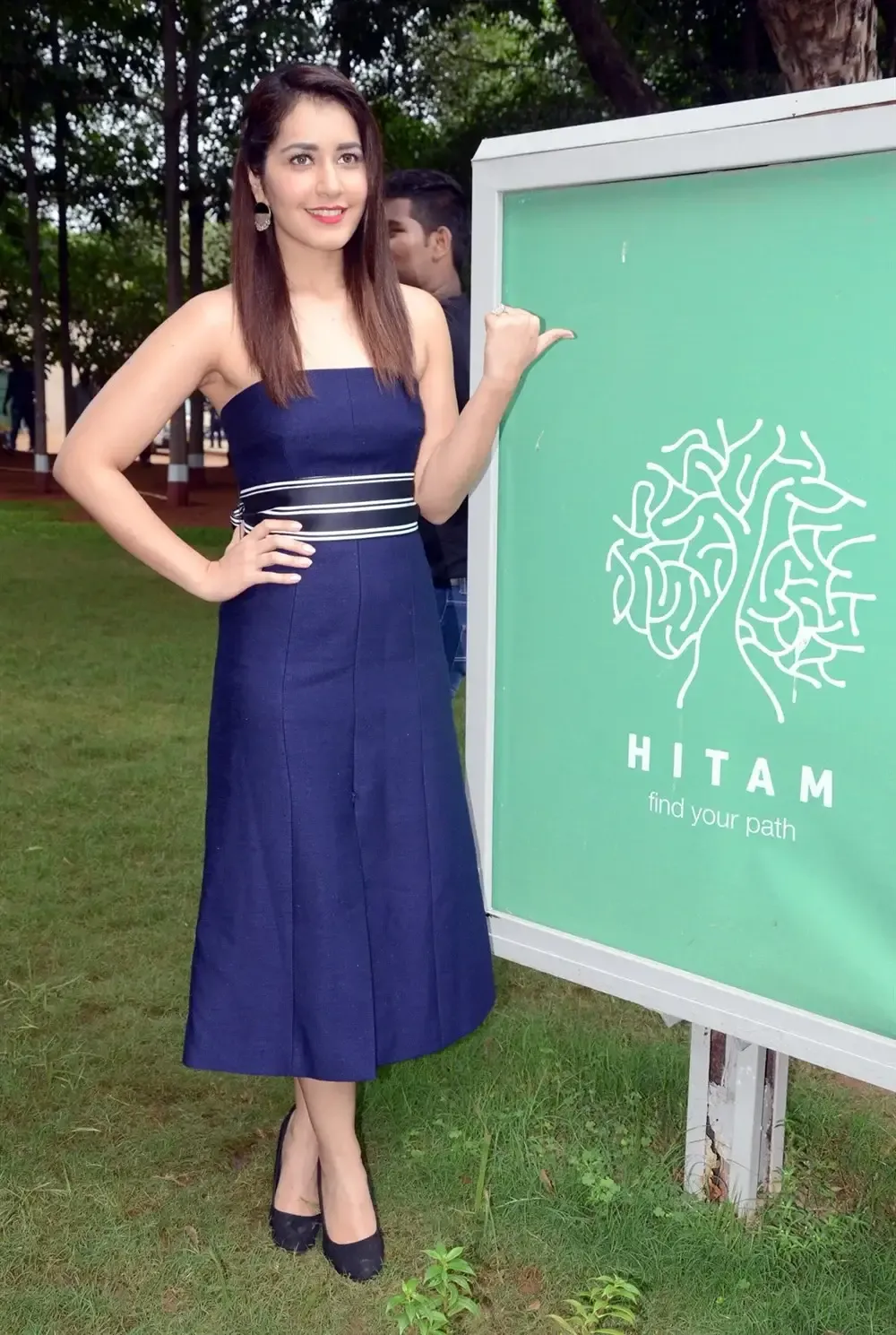 INDIAN ACTRESS RASHI KHANNA IN SLEEVELESS BLUE TOP 2